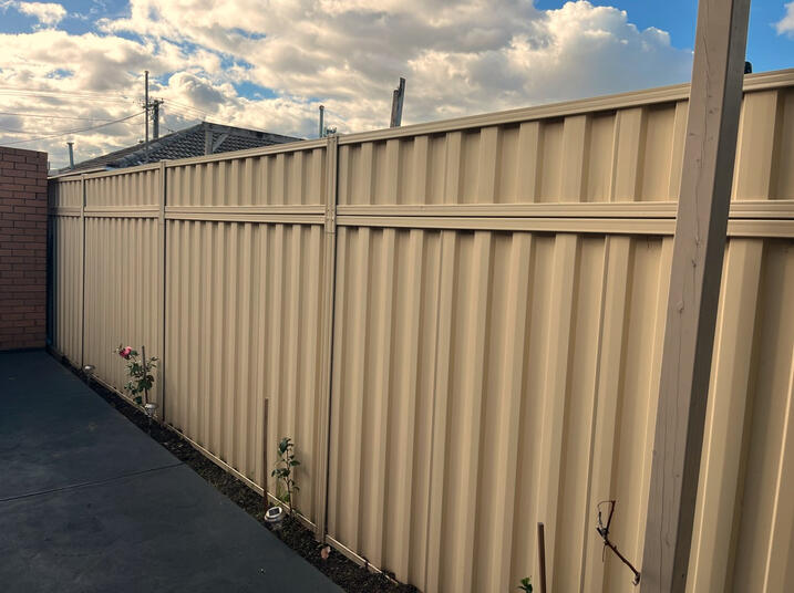 Colorbond Fence Extension Installation in Clyde Colorbond fence extension installed in Monument colour, installed in 1 day.